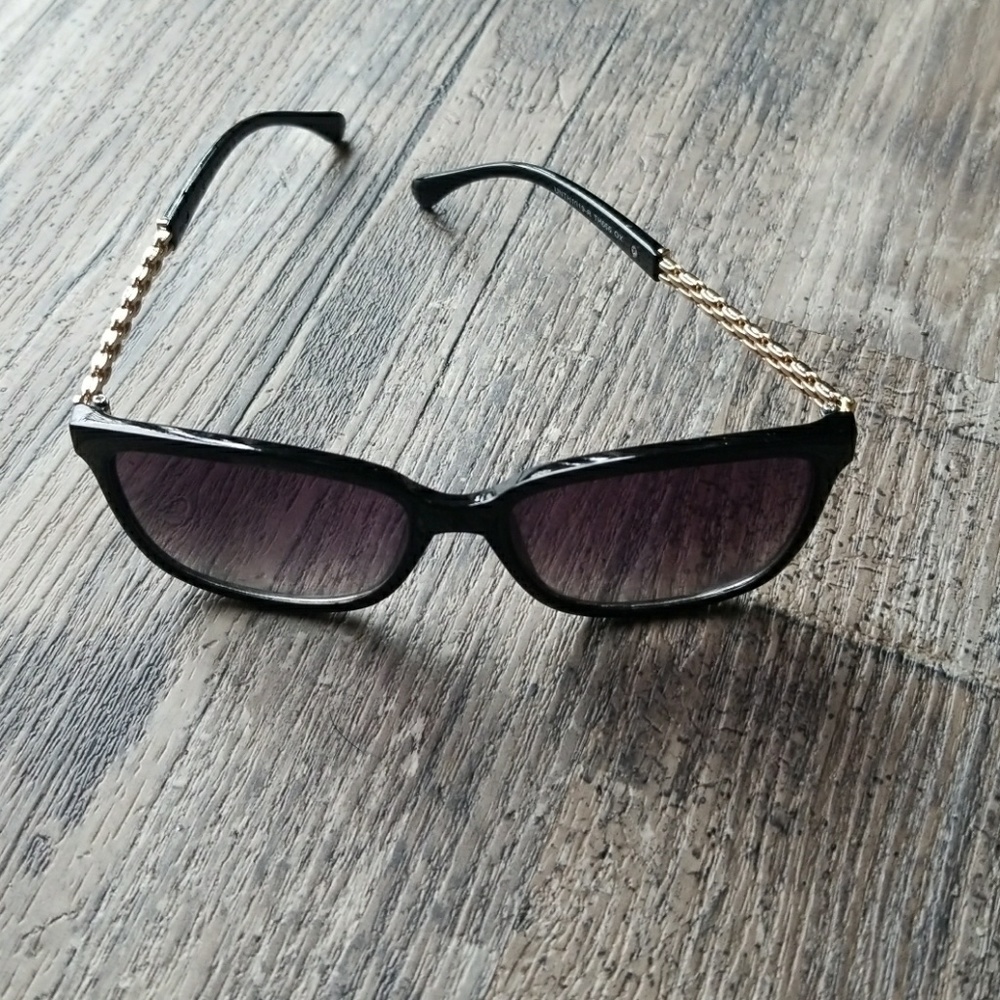 Tahari sunglasses
